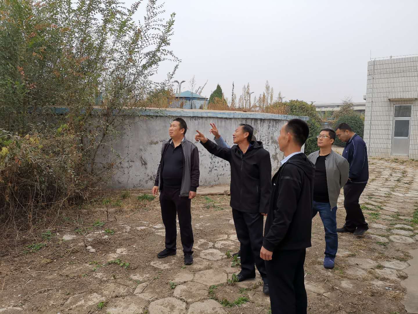 公司總經(jīng)理王建人在供水、污水生產(chǎn)一線開展風(fēng)險隱患排查 (1).jpg